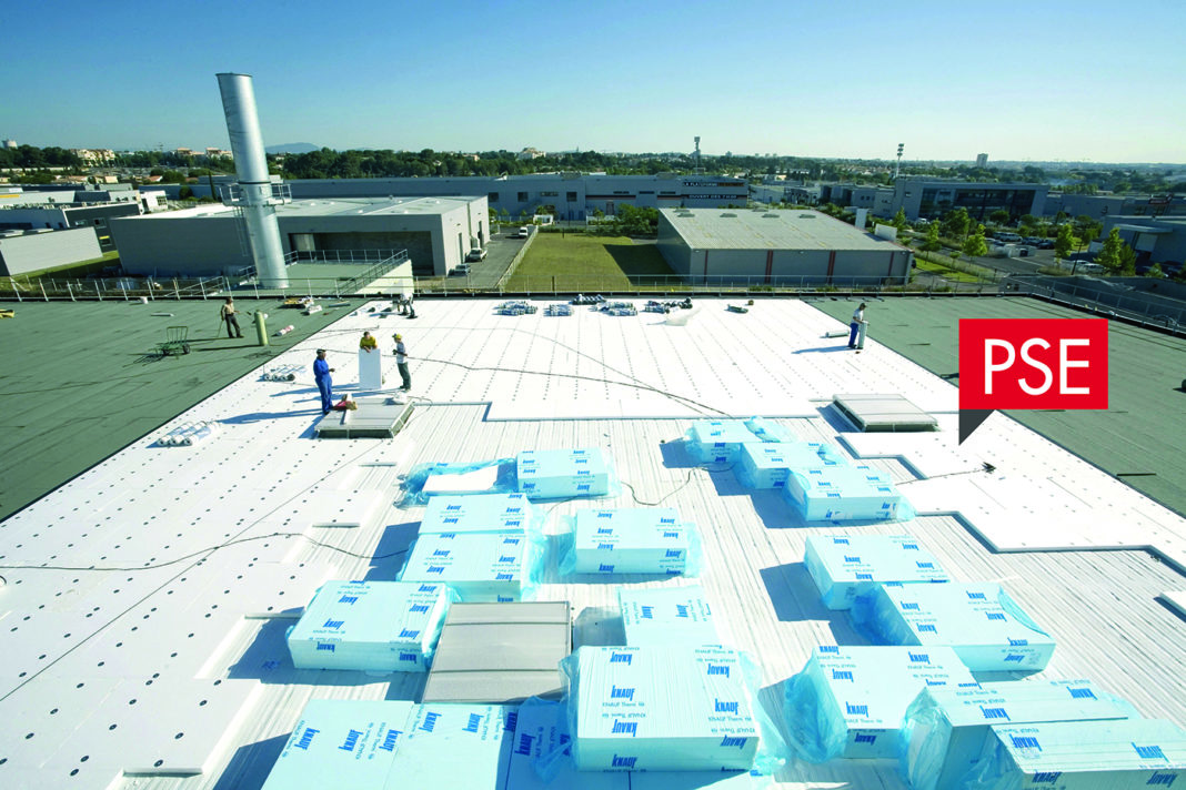 1-KNAUF-chantier-flag-PSE La nouvelle référence de panneaux en polystyrène expansé Knauf Therm TTI Se remplace les anciens panneaux TH36 Se et TH36 Se BA, en répondant aux configurations les plus courantes, pour isoler de manière durable les toitures inaccessibles et les toitures techniques.