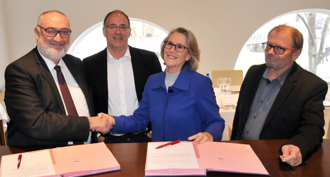 DSC_6992 La Capeb et Watts, société qui offre une gamme de solutions innovantes dans le domaine de l’eau, du chauffage et de la climatisation, ont signé le 28 février un partenariat afin d’accompagner les plombiers-chauffagistes en leur fournissant des solutions plus performantes et plus saines.