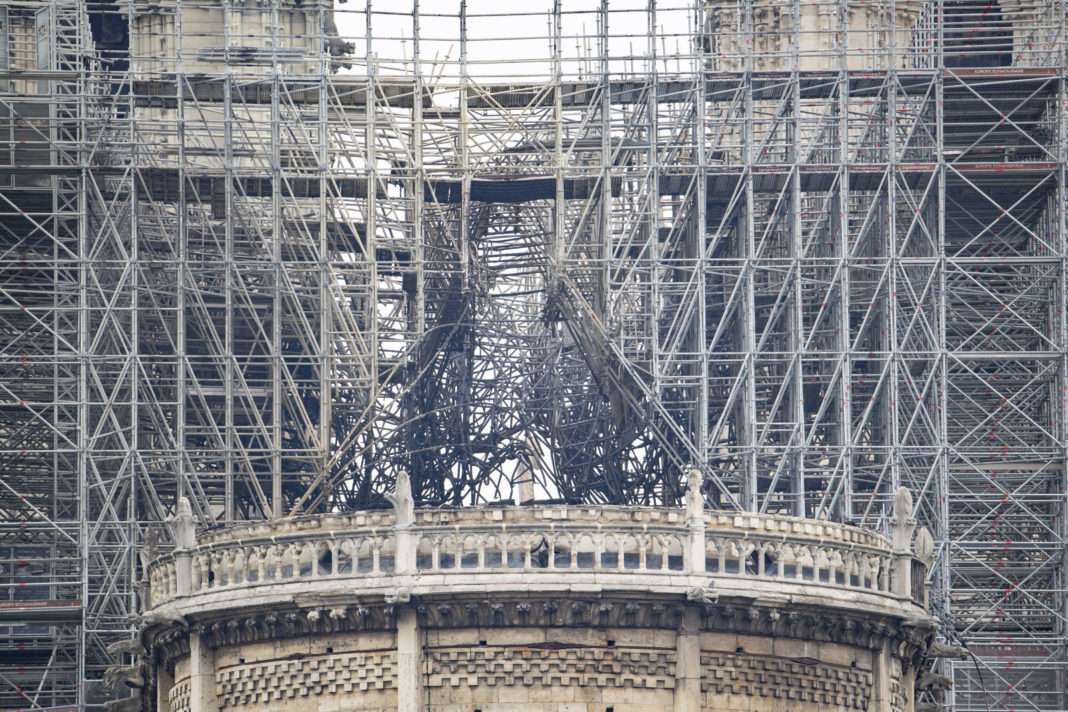 Au lendemain de l'incendie de la toiture de la cathedrale Notre Dame de Paris