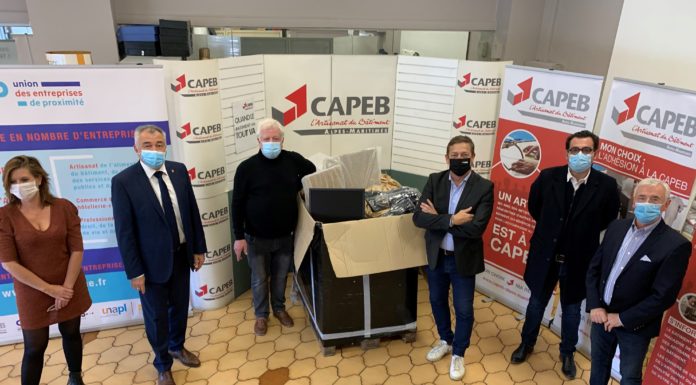 Alpes-Maritimes : Jean -Christophe Repon, président de la Capeb, a participé à la remise de 20 ordinateurs pour aider les entreprises sinistrées des vallées de la Roya et de la Vésubie