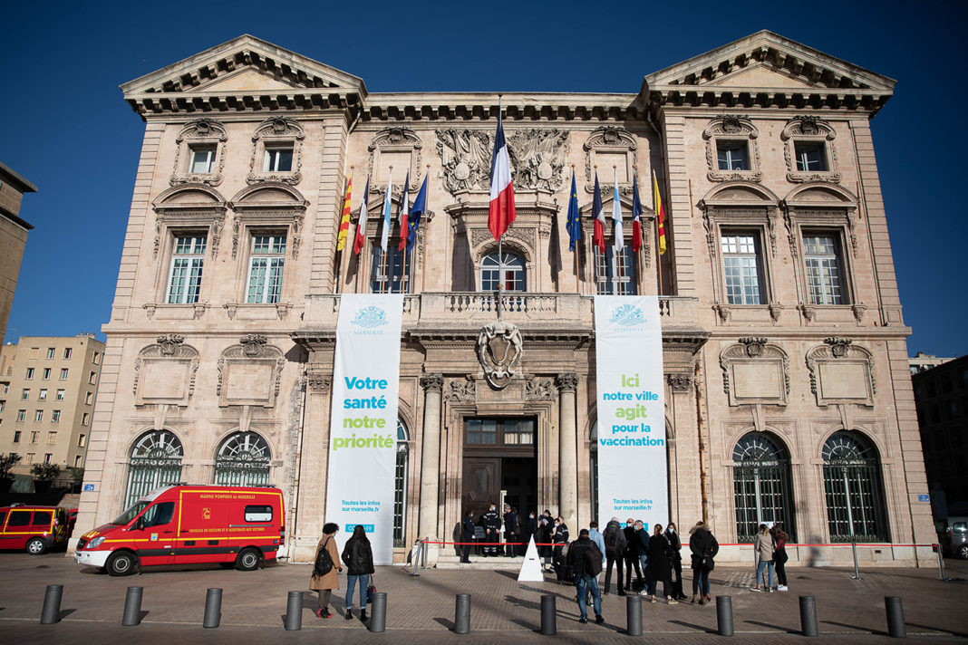 Marseille, campagne de vaccination contre le covid 19 pour les personnes agees de plus de 75 ans