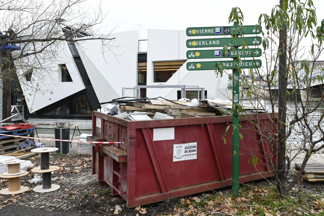 Visite de chantier avant ouverture du Theatre flottant sur le Rhone, l Ile O, a Lyon.