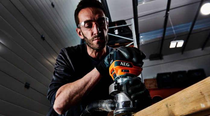 Une affleureuse compatible avec un rail de guidage