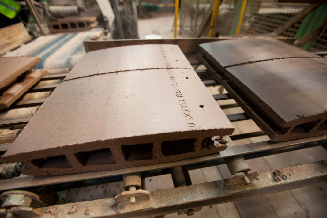 Usine La Francaise des Tuiles et Briques, specialisee dans la fabrication de tuiles plates. Tuilerie du Groupe Imerys