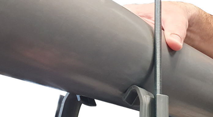 Des tubes PVC sur tiges filetées