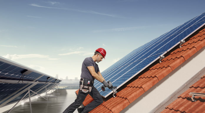 Panneaux photovoltaïques : Fischer offre des solutions de montage configurables