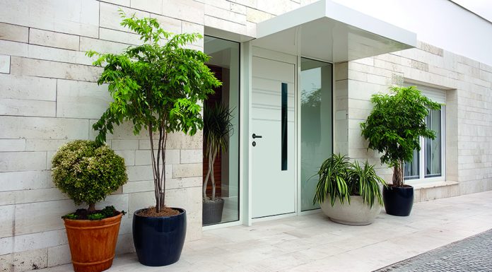 La porte d’entrée aluminium fait peau neuve